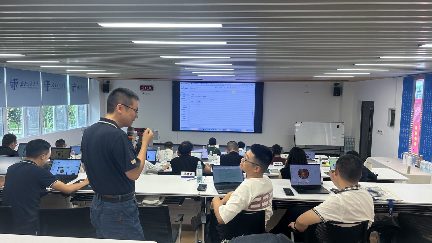 研修班现场进行人工智能实操讲解与互动